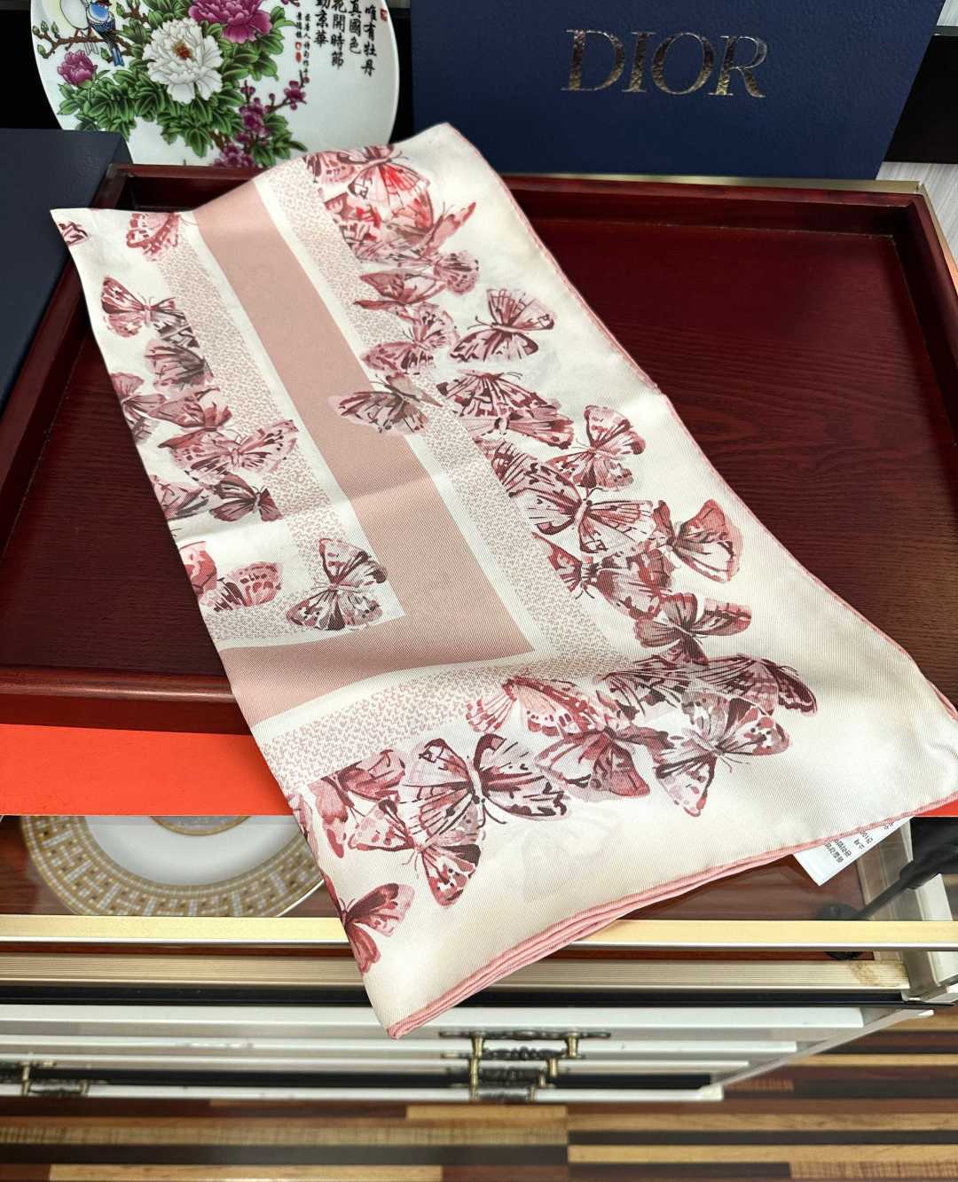 🔥新款 Dior 2026最新款官网同步Camo PaPillon 图案印花[庆祝]以优雅而诗意的设计全新演绎蝴蝶主题[