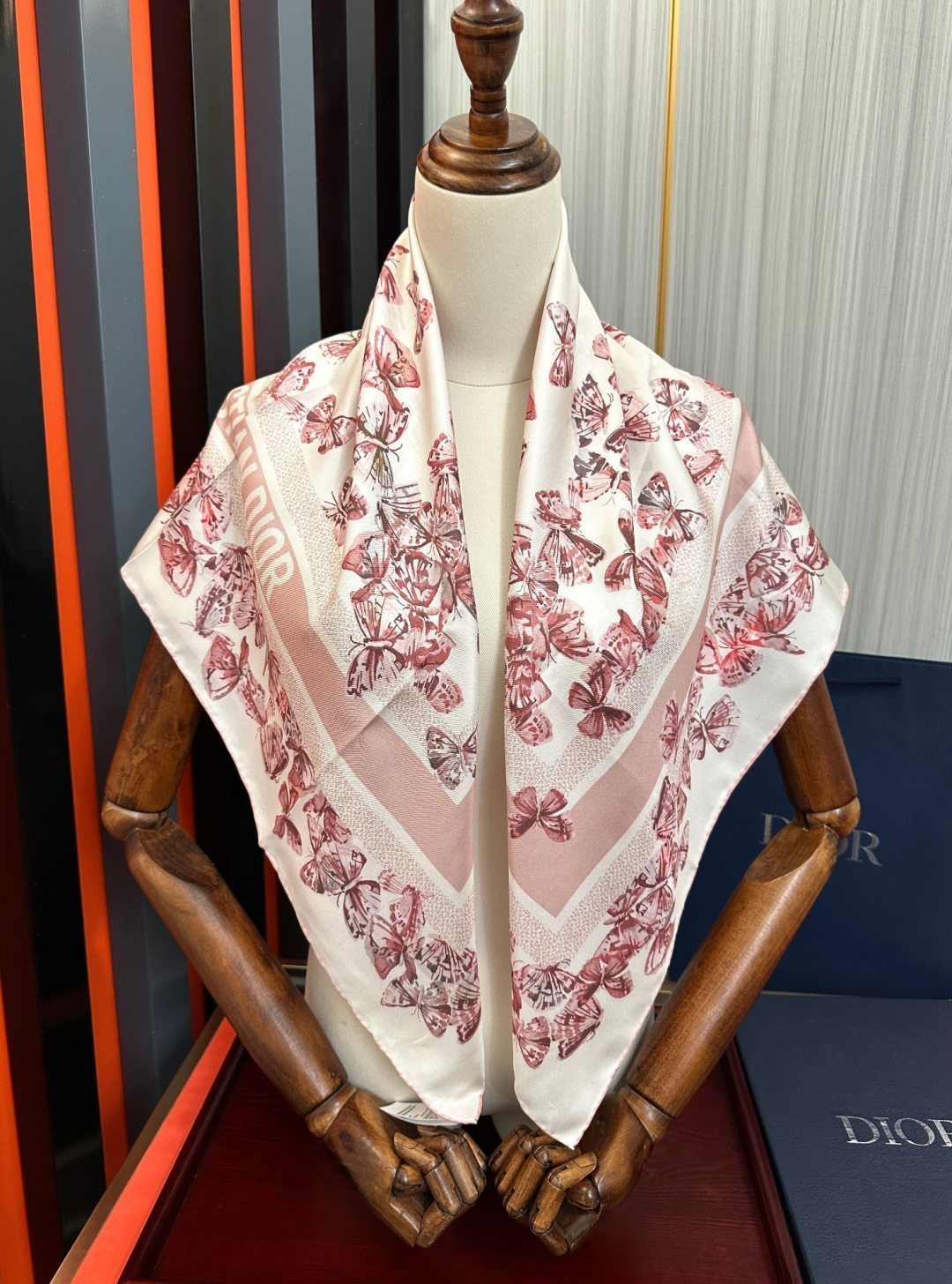🔥新款 Dior 2026最新款官网同步Camo PaPillon 图案印花[庆祝]以优雅而诗意的设计全新演绎蝴蝶主题[