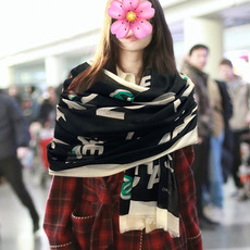 🆕 🔥上新 小香2026 最新款、太美到心动😘【香家双c系列300支羊绒长巾】实物真心美 🎀披肩配以印花💓无论设计喷绘都 🆕 🔥上新 小香2026 最新款、太美到心动😘【香家双c系列300支羊绒长巾】实物真心美 🎀披肩配以印花💓无论设计喷绘都