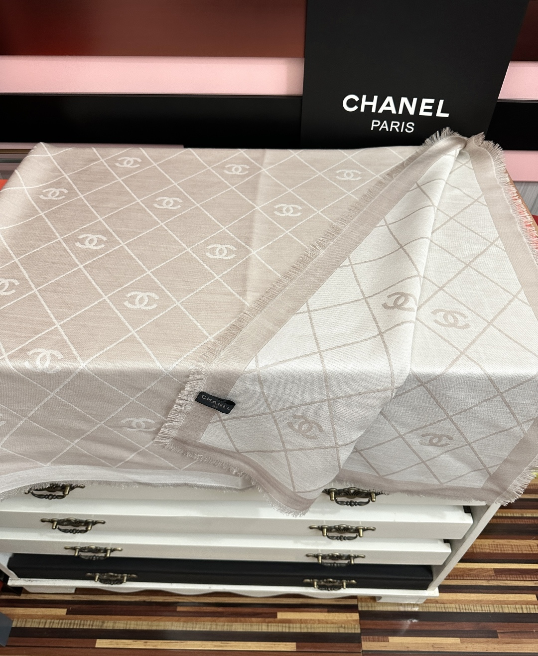 🆕 🔥香奈儿上新❤️经典茶花优雅Coco风[强]Chanel最新丝绒大方巾~气质到骨子里[庆祝]香奶奶新一季的面料超高级