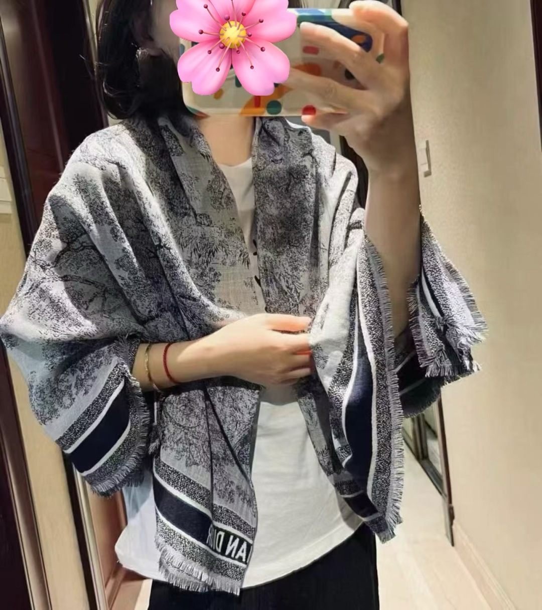 🆕 爆款🔥迪奥 2026最新的专柜款【动物丛林印花】羊绒方巾 💟 日常都非常好搭配的款😍一看到就想去买[得意]平时穿搭也