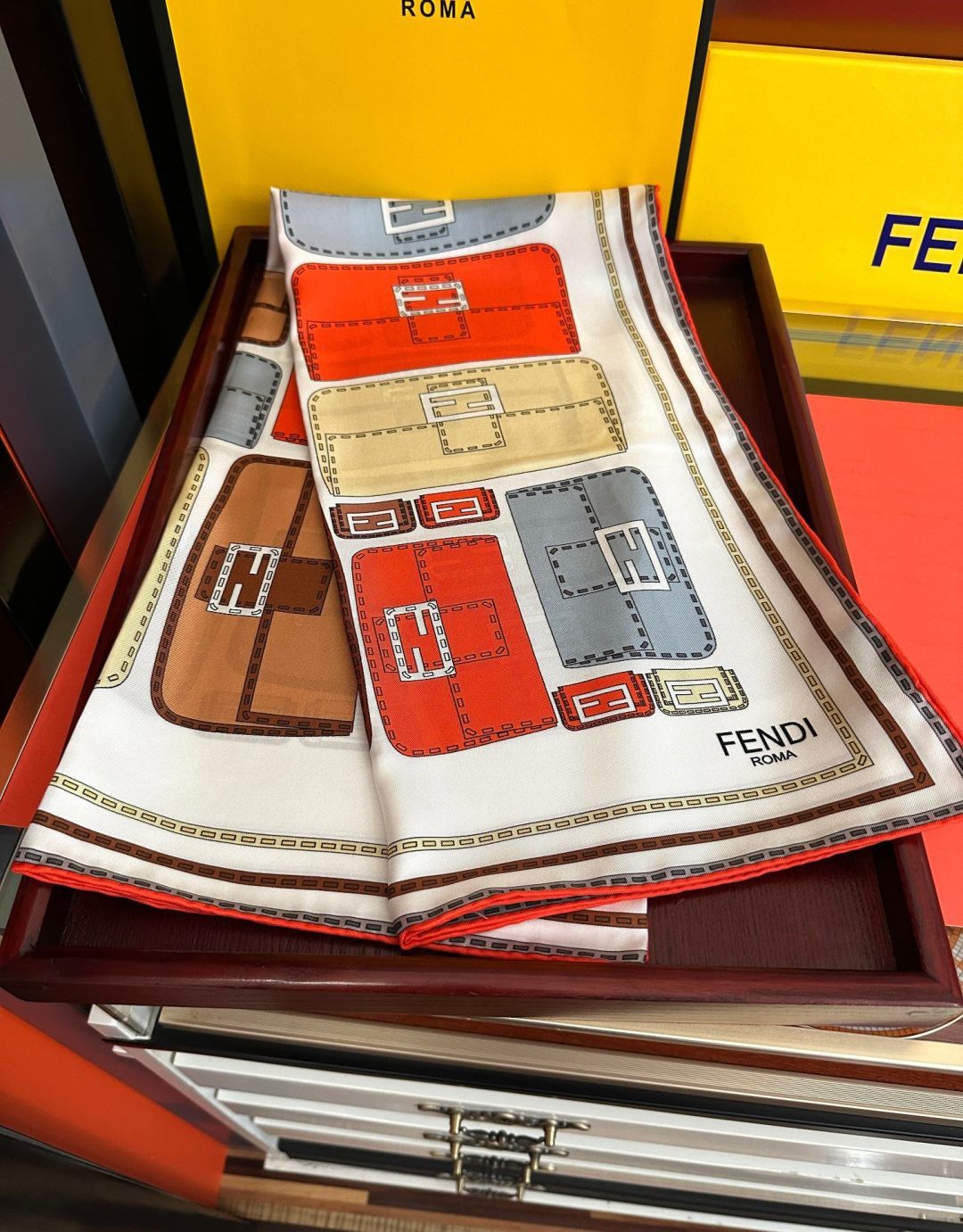 🆕  🔥高版本FENDI[庆祝]2026本年度最好看的丝巾没有之一了👍满身印有不同尺寸的米色和棕色标志性F Baguet