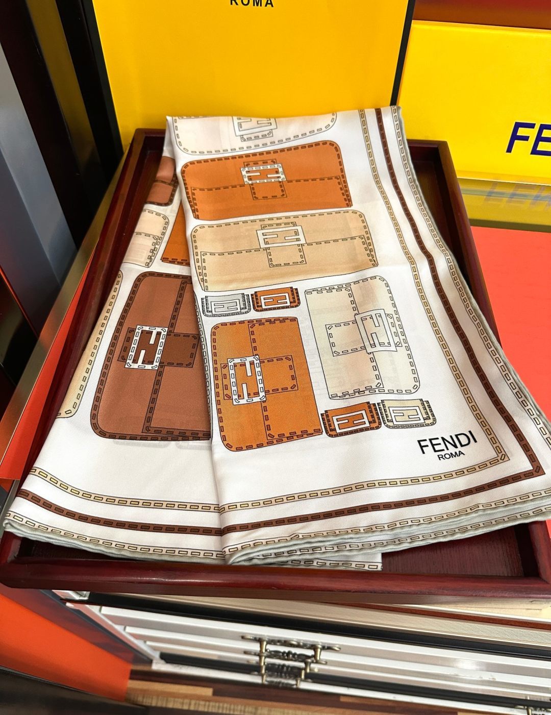 🆕  🔥高版本FENDI[庆祝]2026本年度最好看的丝巾没有之一了👍满身印有不同尺寸的米色和棕色标志性F Baguet