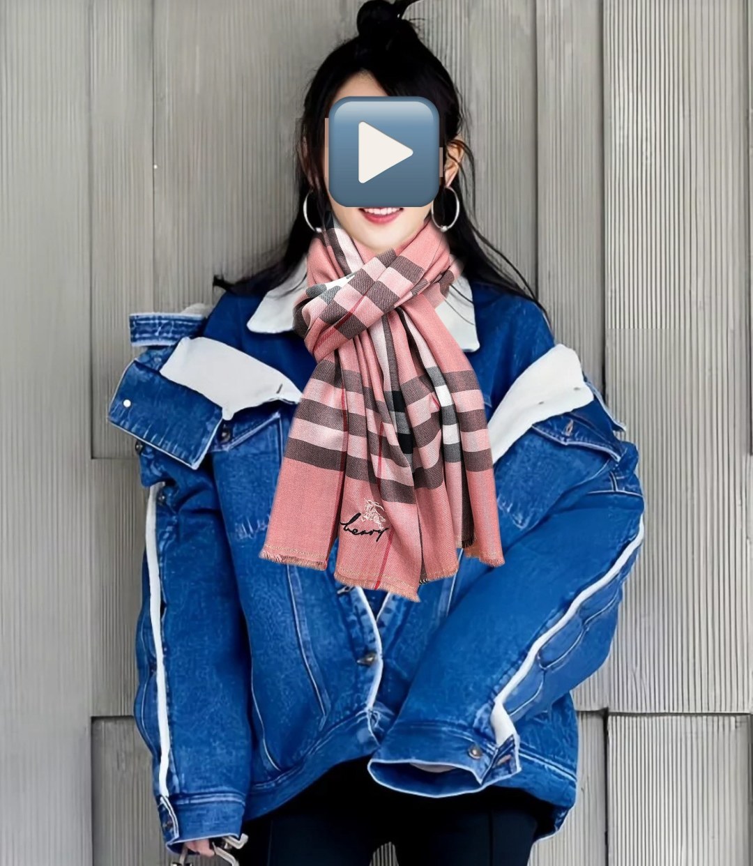 🆕 上新🔥2081 巴宝莉👍重磅推荐🎀太美了👓火爆N年的格子，人人都喜欢💕时潮人都有好几条巴家围巾放在衣橱，🧣换条围巾就