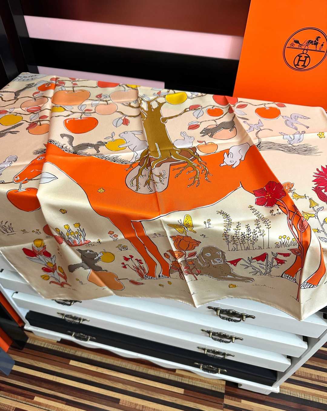 🆕 🔥新款爱马仕【马鞍上的苹果树】2026ZG同步 90双面方巾手工卷边斜纹真丝方巾这款爱马仕的经典单品展现强大而迷人的
