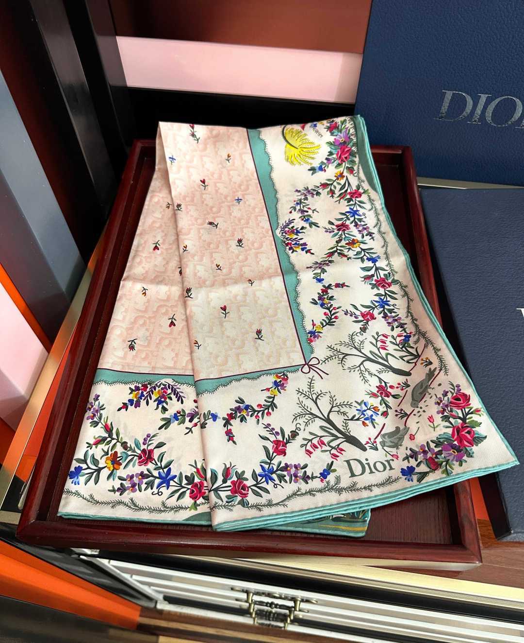 🔥上新 高版本Dior [太阳]ZG2026最新款方巾饰以 Christian 印花[嘴唇]点缀以充满诗情画意的 设计符