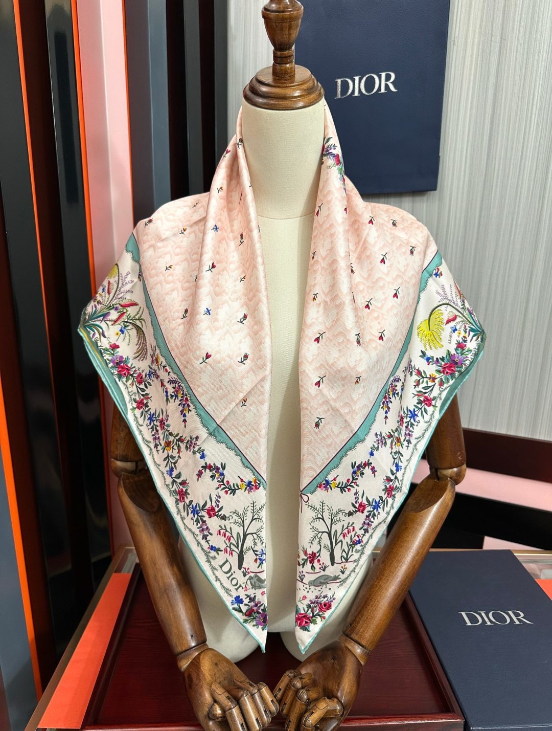 🔥上新 高版本Dior [太阳]ZG2026最新款方巾饰以 Christian 印花[嘴唇]点缀以充满诗情画意的 设计符