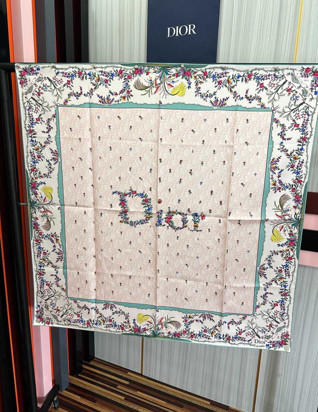 🔥上新 高版本Dior [太阳]ZG2026最新款方巾饰以 Christian 印花[嘴唇]点缀以充满诗情画意的 设计符