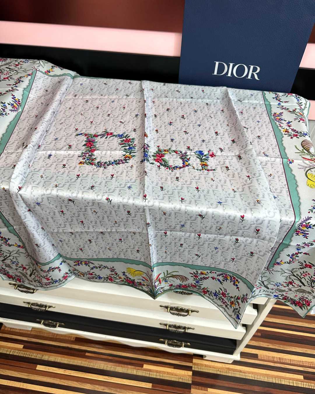 🔥上新 高版本Dior [太阳]ZG2026最新款方巾饰以 Christian 印花[嘴唇]点缀以充满诗情画意的 设计符