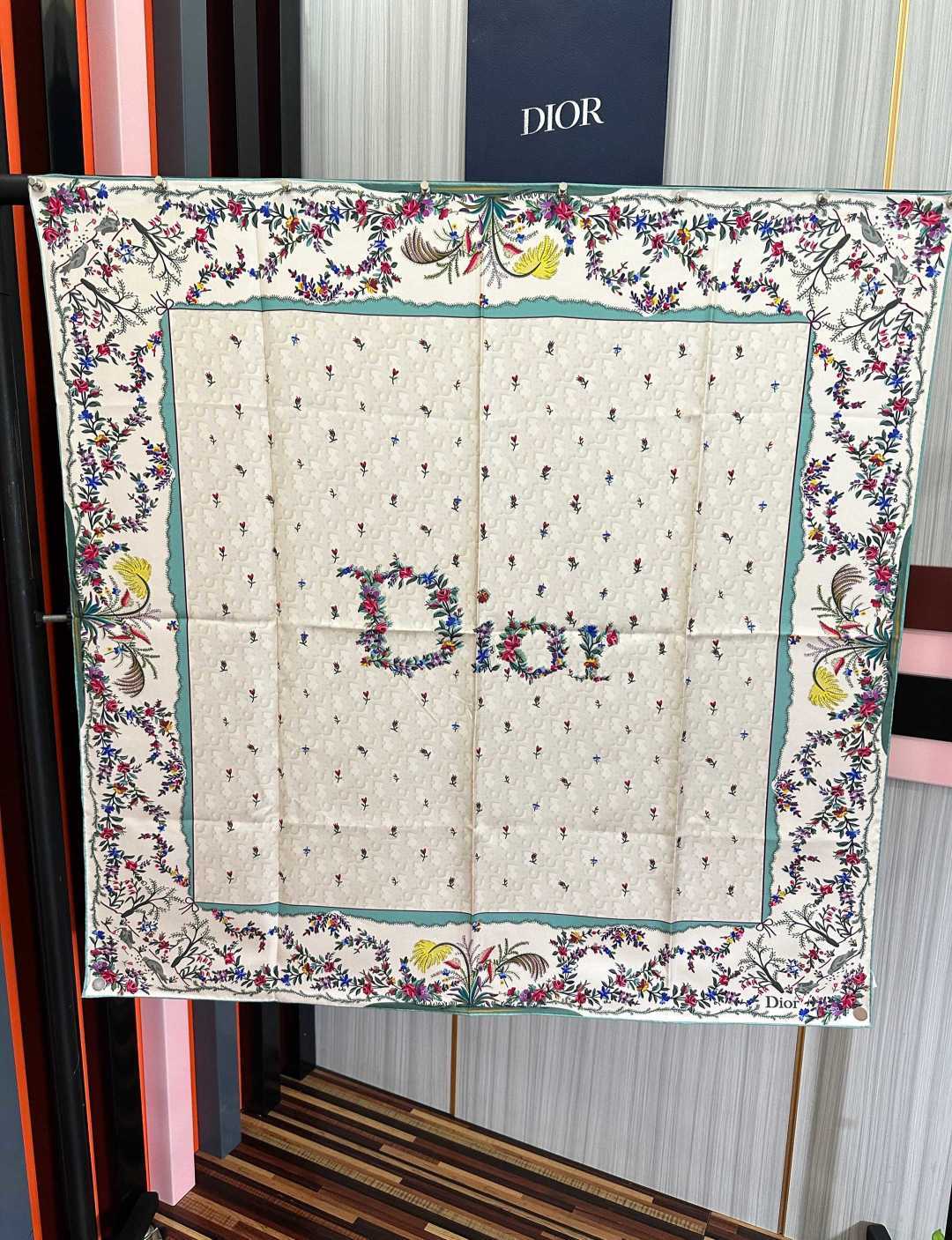 🔥上新 高版本Dior [太阳]ZG2026最新款方巾饰以 Christian 印花[嘴唇]点缀以充满诗情画意的 设计符