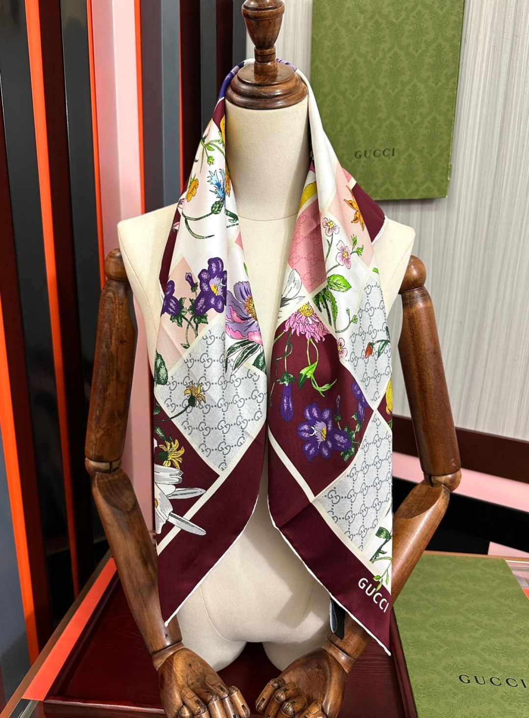 🔥新款Gucci 2026印花双面同色桑品牌桑蚕丝配饰系列秉承经典[强]以华贵材质、精湛工艺与清新色调焕新演绎GG、织带