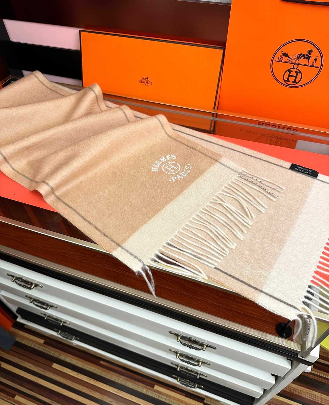 上新🔥 🌾85%山羊绒 爱马仕[爱心]采用内蒙古山羊绒，2026最新款男女通用情侣款👫重磅推荐💥 经典的格子，永不过时🔥