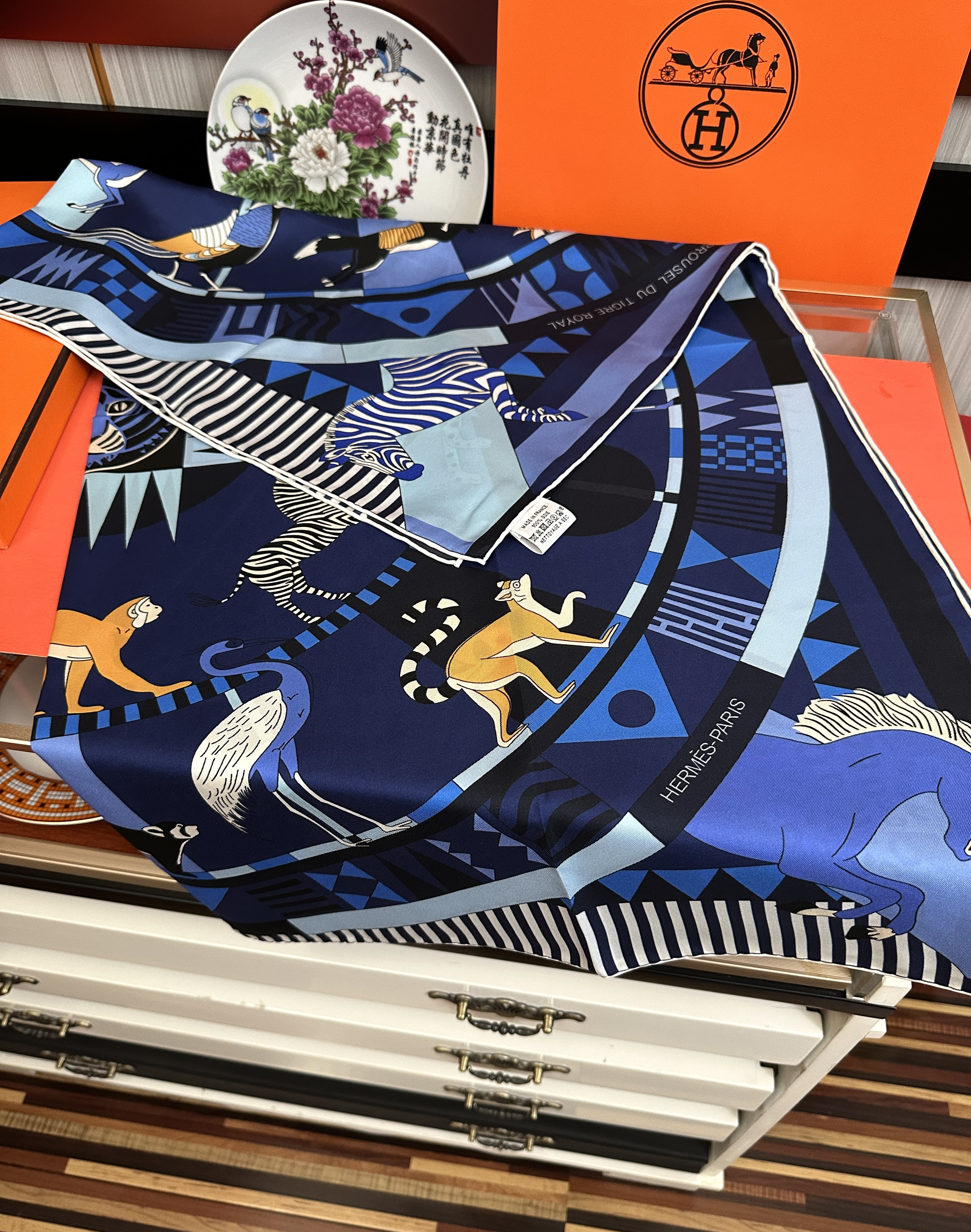 🔥 2081高品质Hermes 王者之虎👍的旋转木马90CM 丝巾[玫瑰] 在复古风格的马戏帐篷下[嘴唇]一场趣味横生的