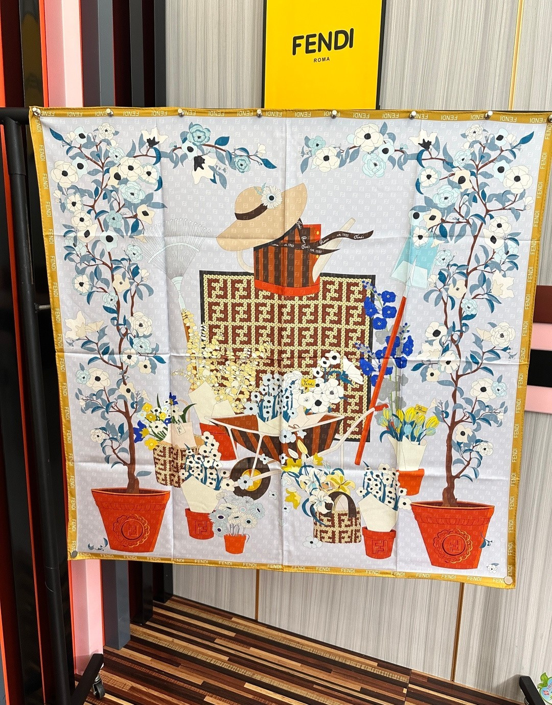 上新❤️芬迪2026 [庆祝]太美了[礼物]ZG同步 无比诱人[得意]此方形围巾选用有机桑蚕丝斜纹布材质[色]定制几何形
