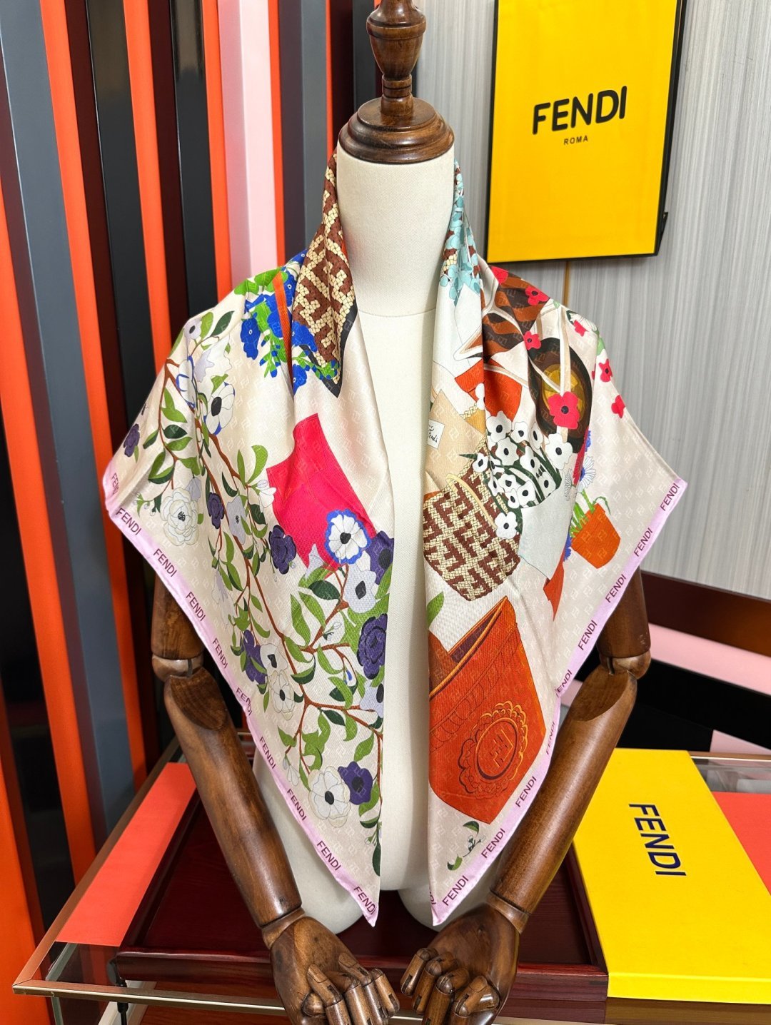 上新❤️芬迪2026 [庆祝]太美了[礼物]ZG同步 无比诱人[得意]此方形围巾选用有机桑蚕丝斜纹布材质[色]定制几何形