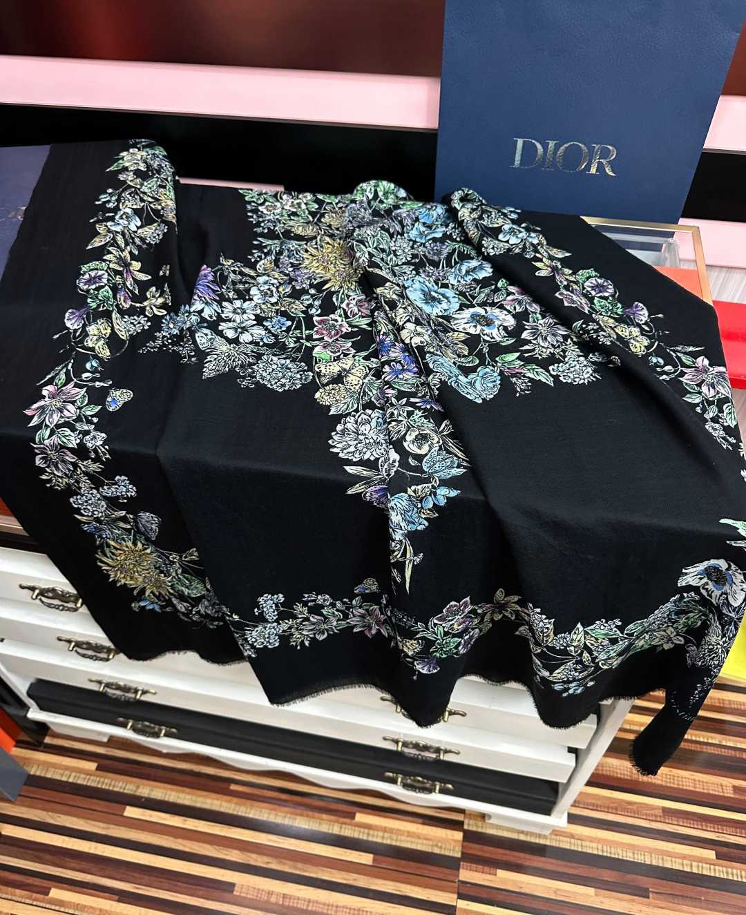🔥新款 2026迪奥 最新款 【花卉系列】重磅推荐必备款 顶级设计太美了，真心赞👍😘💍实物真心美 🎀披肩配以印花💓💃🏻无