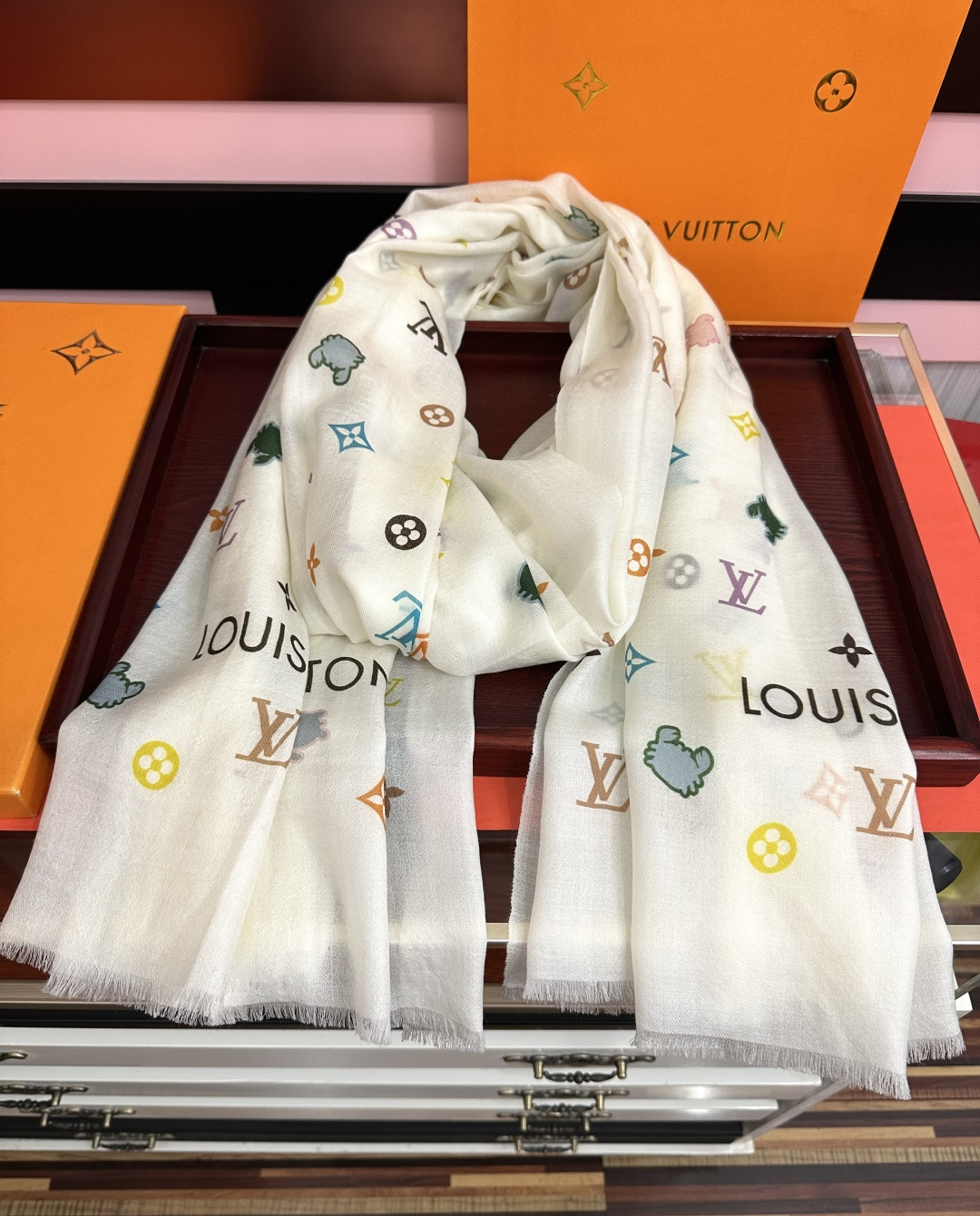 🔥新款 L 家 2026 最新款[得意]真心赞👍【戒指绒长巾】😘💍实物真心美 🎀披肩配以印花💓💃🏻无论设计喷绘都是非常到