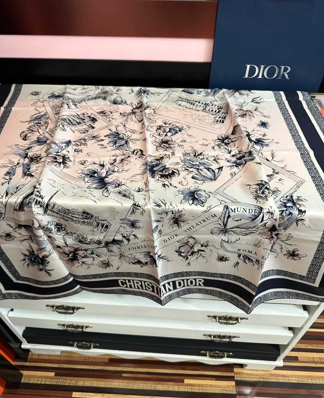🔥新款 Dior 26最新款官网同步[庆祝]以优雅而诗意的设计全新演绎主题[玫瑰]采用白色和淡粉色桑蚕丝斜纹面料精心制作