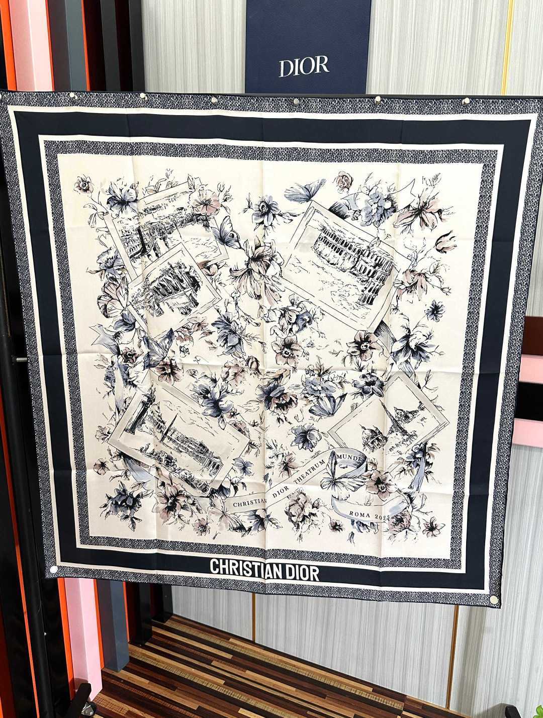 🔥新款 Dior 26最新款官网同步[庆祝]以优雅而诗意的设计全新演绎主题[玫瑰]采用白色和淡粉色桑蚕丝斜纹面料精心制作