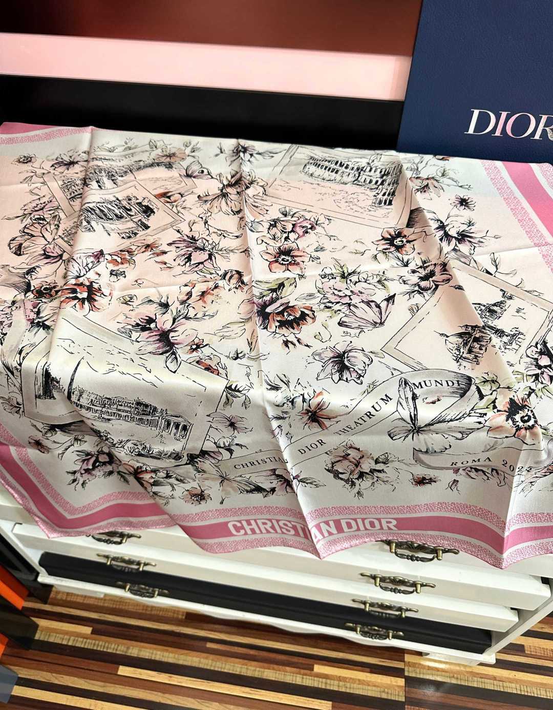 🔥新款 Dior 26最新款官网同步[庆祝]以优雅而诗意的设计全新演绎主题[玫瑰]采用白色和淡粉色桑蚕丝斜纹面料精心制作
