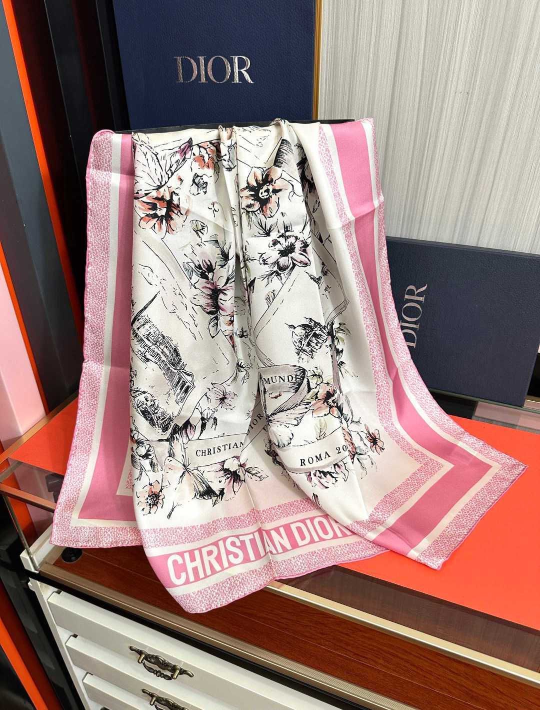 🔥新款 Dior 26最新款官网同步[庆祝]以优雅而诗意的设计全新演绎主题[玫瑰]采用白色和淡粉色桑蚕丝斜纹面料精心制作
