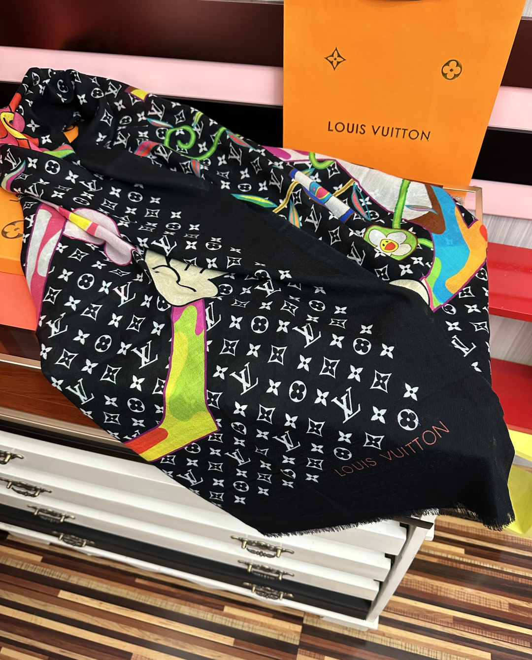 🔥L V 2026 最新款[得意]顶级设计太美了，真心赞👍【羊绒长巾】😘💍实物真心美 🎀披肩配以印花💓💃🏻无论设计喷绘都