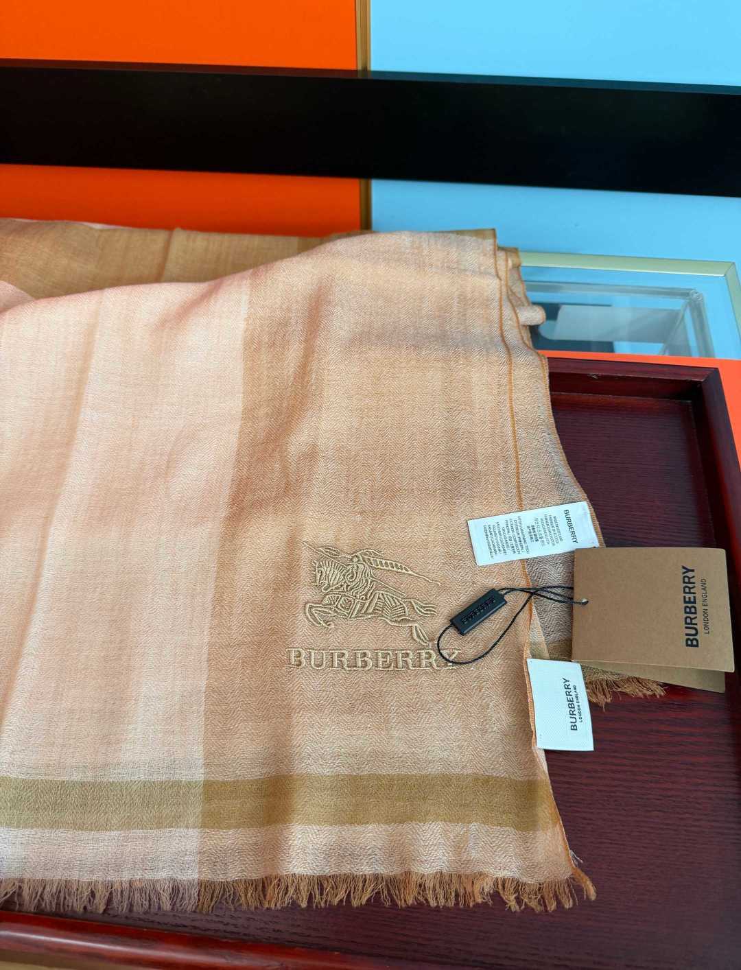 上新 巴宝莉👍重磅推荐🎀太美了👓火爆N年的格子，人人都喜欢💕时潮人都有好几条巴家围巾放在衣橱，🧣换条围巾就足够让你有焕然