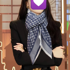 上新🎉LV老花图案这款披肩将真丝与羊毛相混搭❤️质地柔软而温暖饰有不同色调Monogram图案💄饰有的字样经典而永不过时 上新🎉LV老花图案这款披肩将真丝与羊毛相混搭❤️质地柔软而温暖饰有不同色调Monogram图案💄饰有的字样经典而永不过时