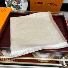上新🎉LV老花图案这款披肩将真丝与羊毛相混搭❤️质地柔软而温暖饰有不同色调Monogram图案💄饰有的字样经典而永不过时 上新🎉LV老花图案这款披肩将真丝与羊毛相混搭❤️质地柔软而温暖饰有不同色调Monogram图案💄饰有的字样经典而永不过时