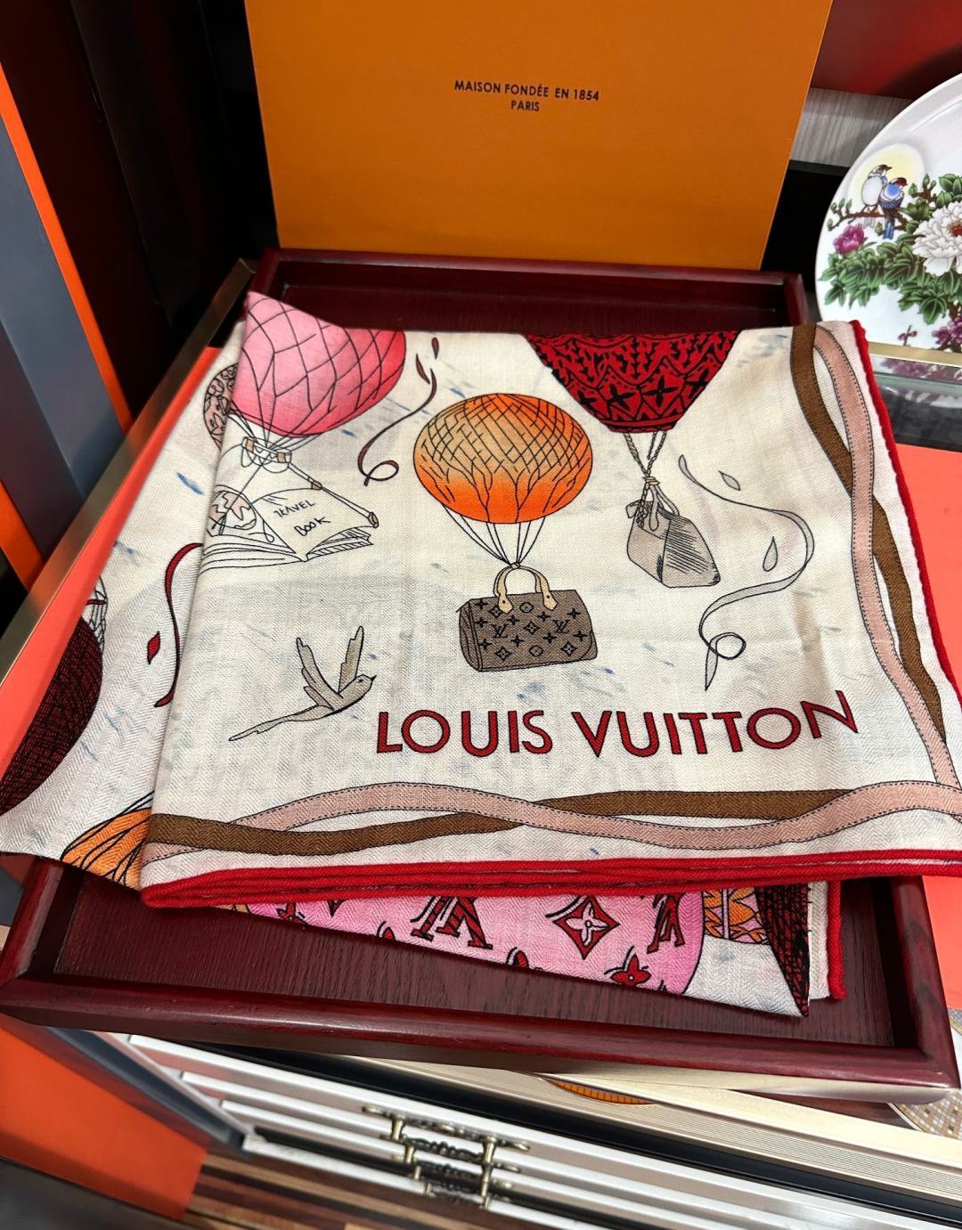 上新❤️LV  2026【双面同色热气球🎈】经典优雅[礼物]~气质到骨子里[色]新一季的面料超高级，真心超级柔软，丝丝顺