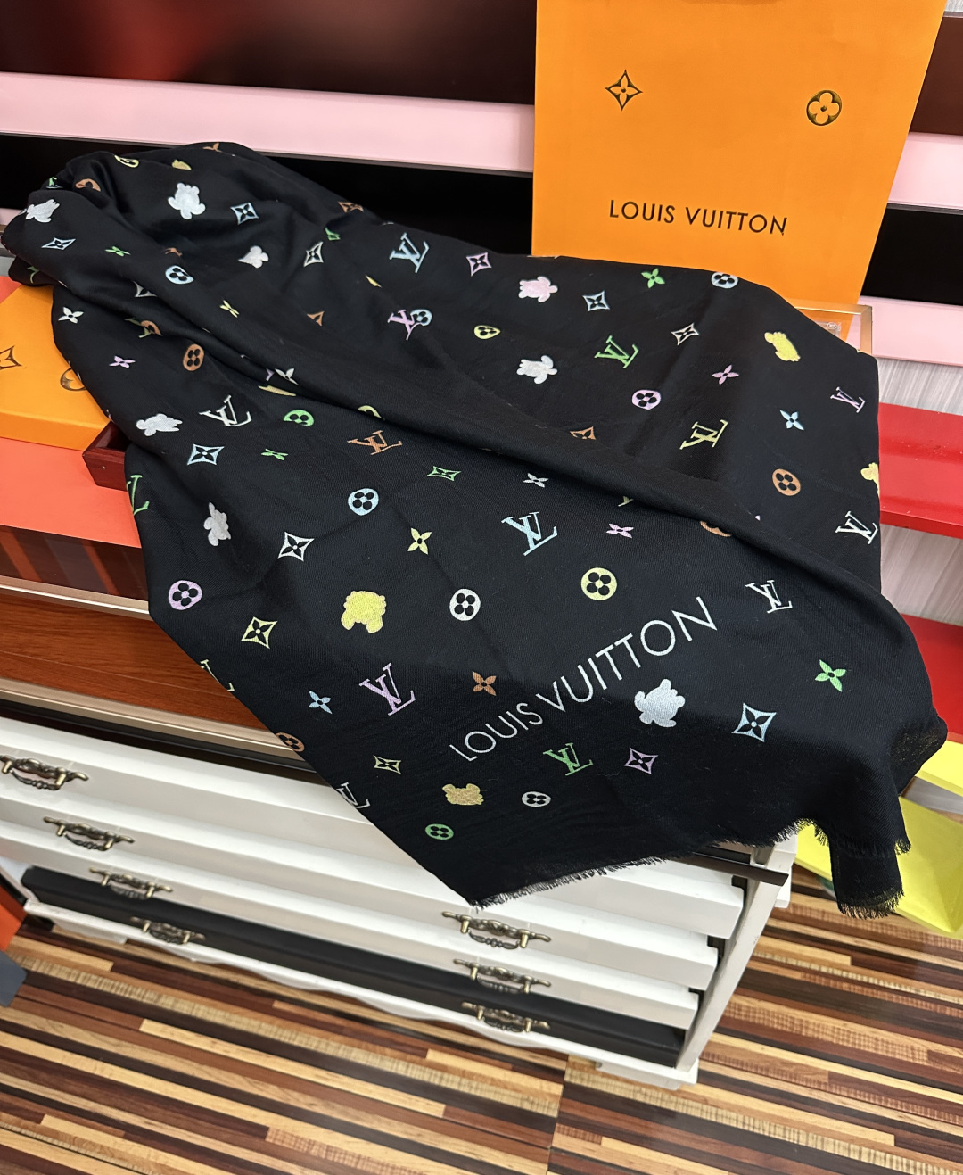 🔥新款 L 家 2026 最新款[得意]真心赞👍【戒指绒长巾】😘💍实物真心美 🎀披肩配以印花💓💃🏻无论设计喷绘都是非常到