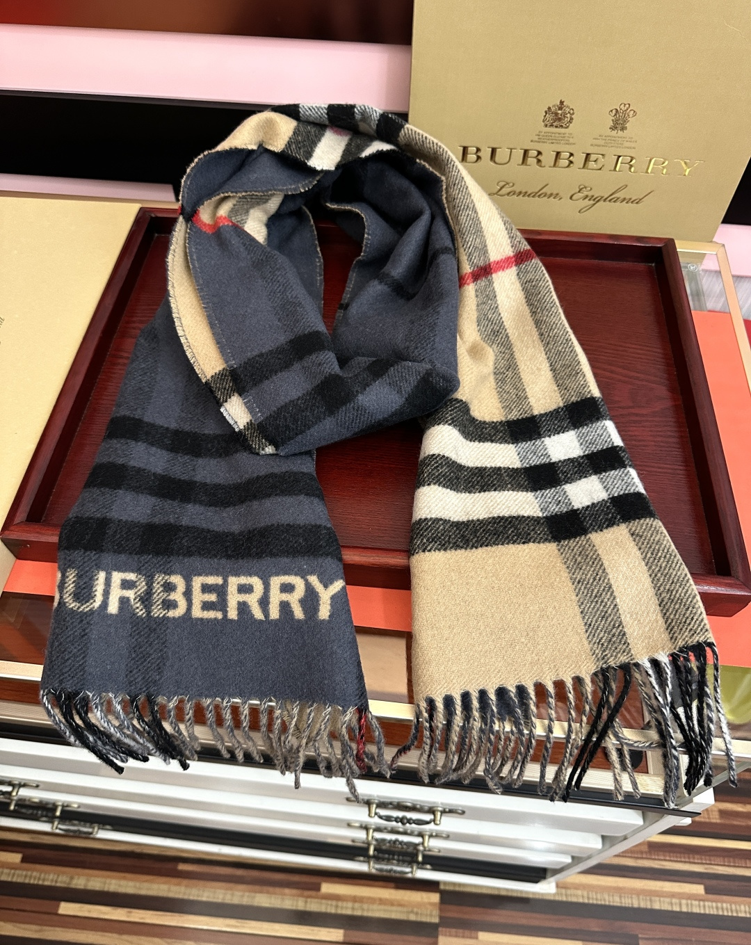 🔥巴宝利 B家这款男女士围巾🧣面料非常满意~手感真的好到不行[得意]寒冬贴脖子围真的舒服软糯又保暖👍相信我，绝对不负期待