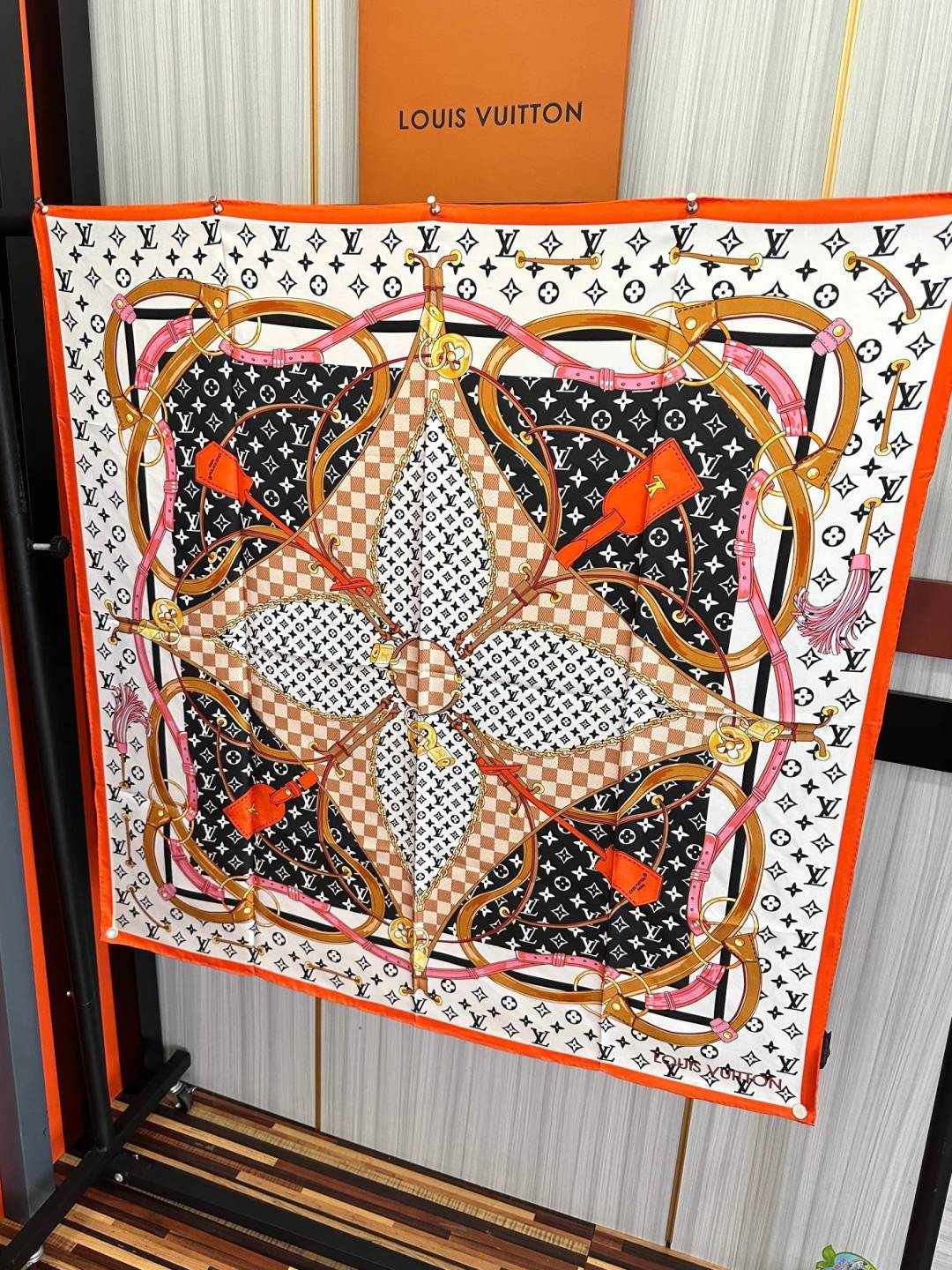 🔥 2081高版本LV 官网同步👍太美了[庆祝]Flower And StraPs 真丝方巾以瞩目笔触彰显雅致风范[得意