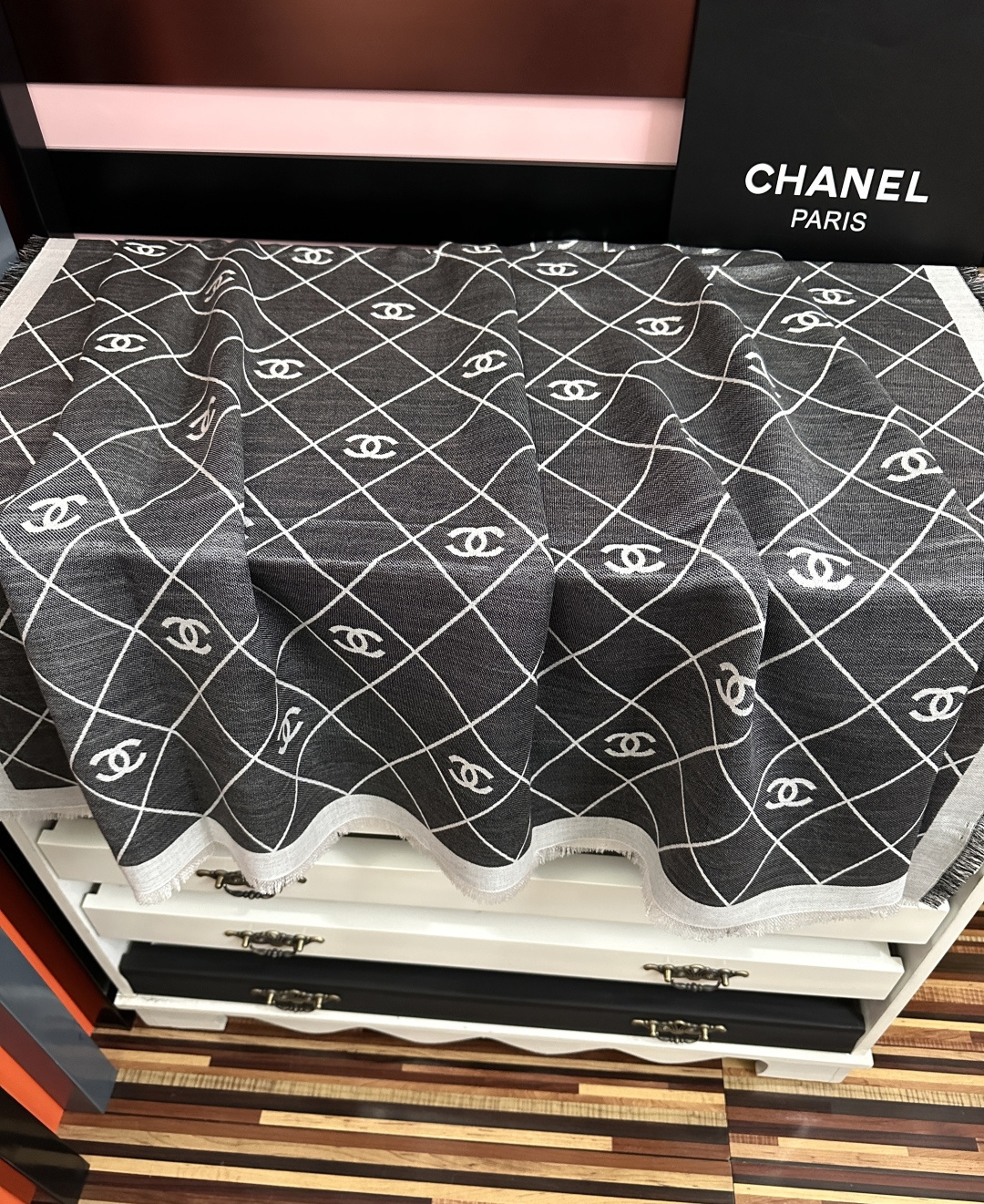 🔥香奈儿上新❤️经典茶花优雅Coco风[强]Chanel最新丝绒大方巾~气质到骨子里[庆祝]香奶奶新一季的面料超高级，真