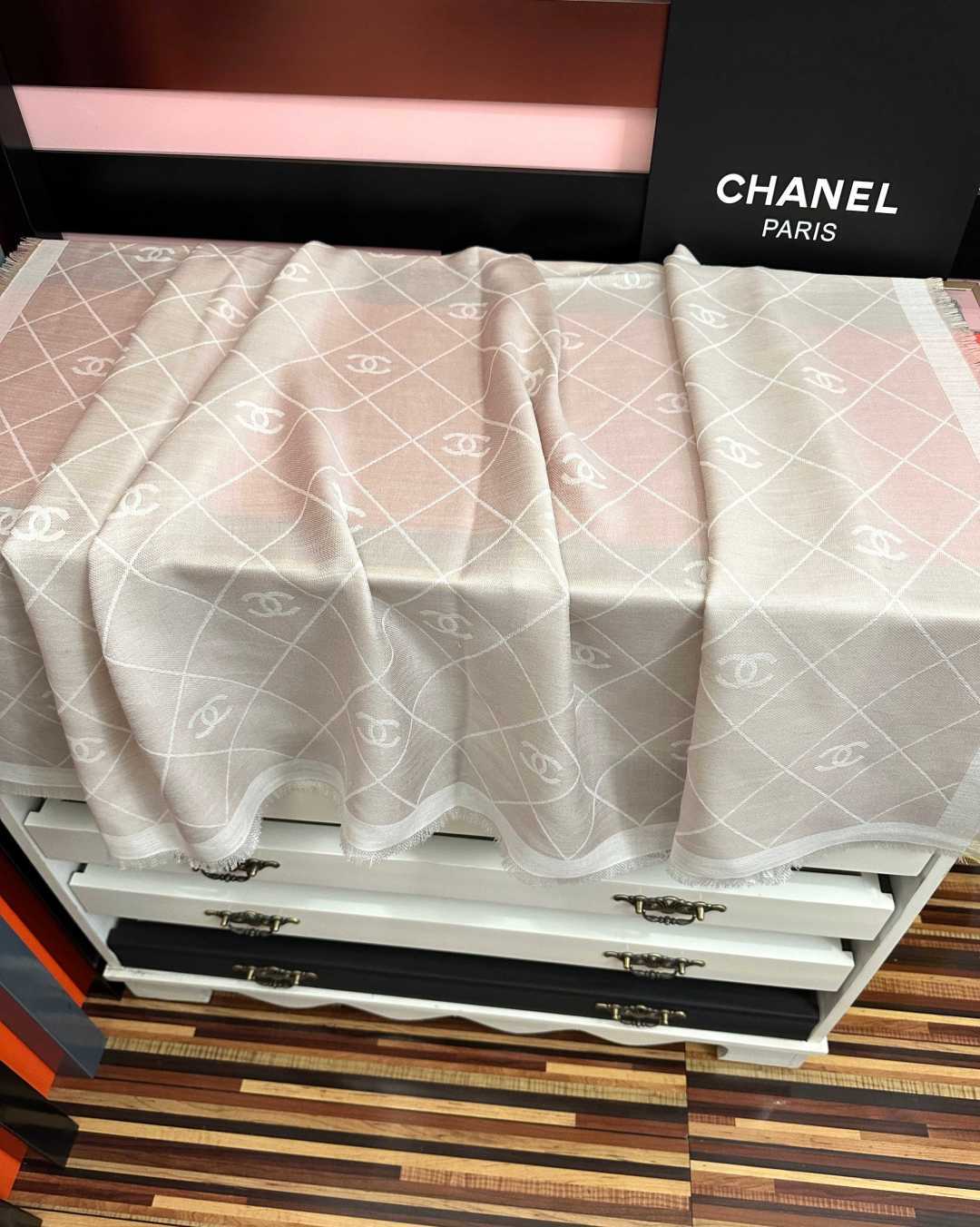 🔥香奈儿上新❤️经典茶花优雅Coco风[强]Chanel最新丝绒大方巾~气质到骨子里[庆祝]香奶奶新一季的面料超高级，真