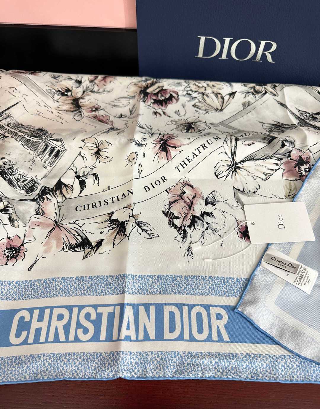 🔥新款 Dior 26最新款官网同步[庆祝]以优雅而诗意的设计全新演绎主题[玫瑰]采用白色和淡粉色桑蚕丝斜纹面料精心制作