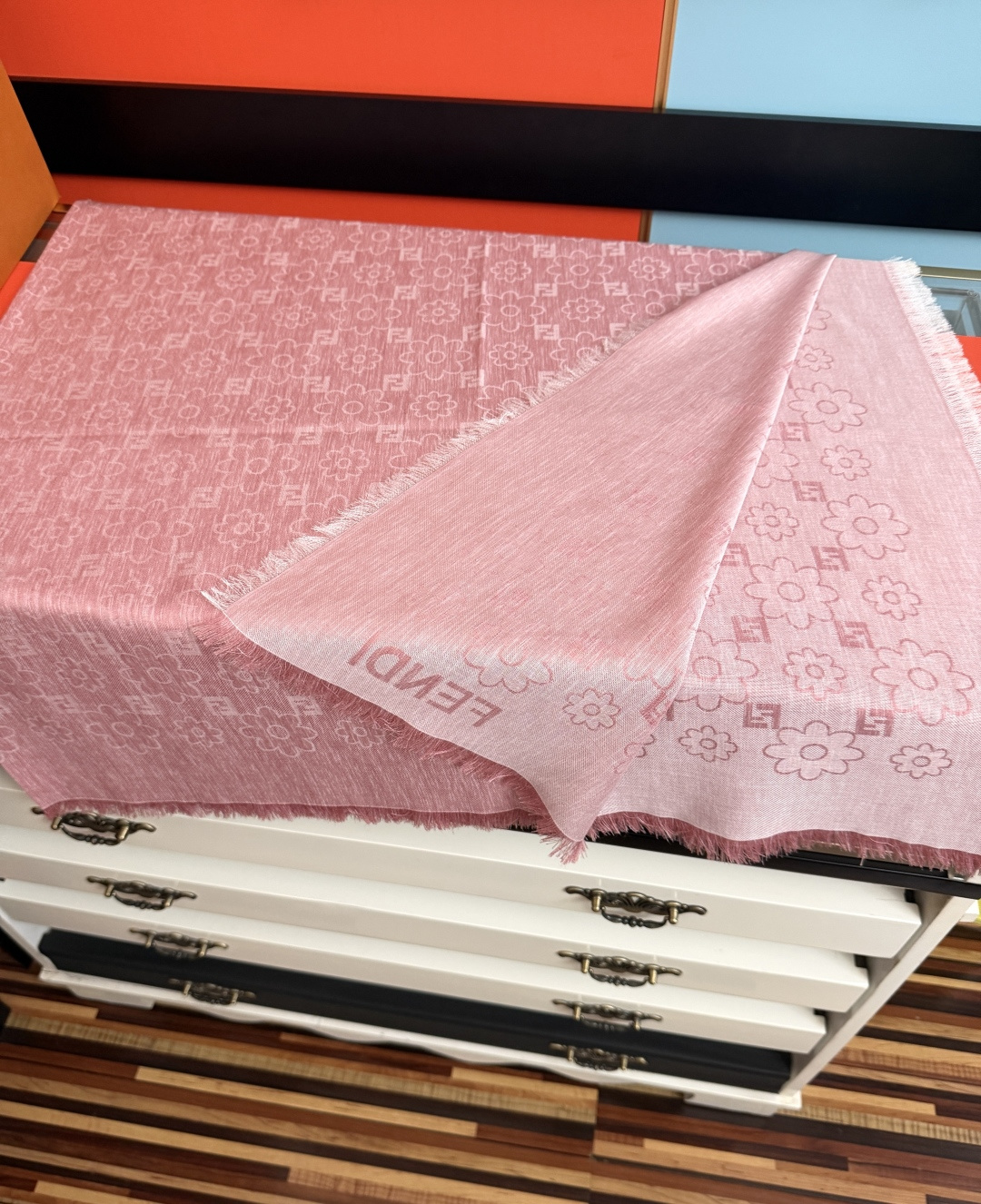 🔥新款 芬迪 ZG同步 牛仔花朵F图案披肩提花大方巾[庆祝]早秋必备[微笑]双面呈现出华丽的珠光质感[月亮]面料柔软薄厚