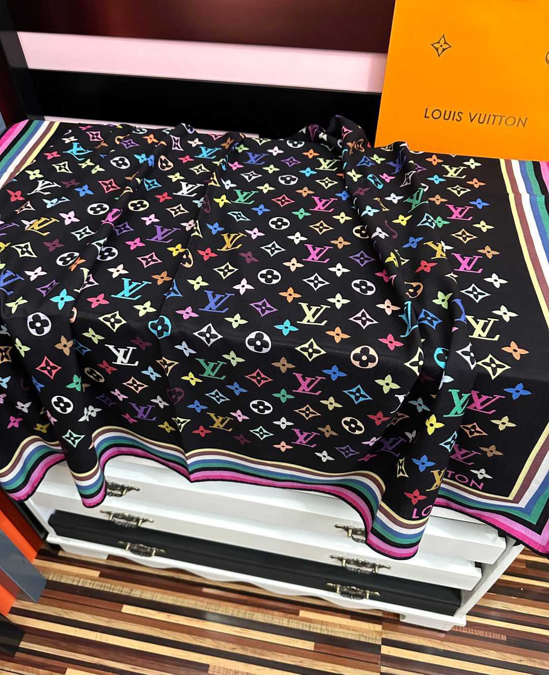 上新【双面同色】L v 高品质 👍ZG同步 本款方巾全新加入 致意路易的旅行传承[得意]丝印工艺刻画丰富细节[得意]顶级