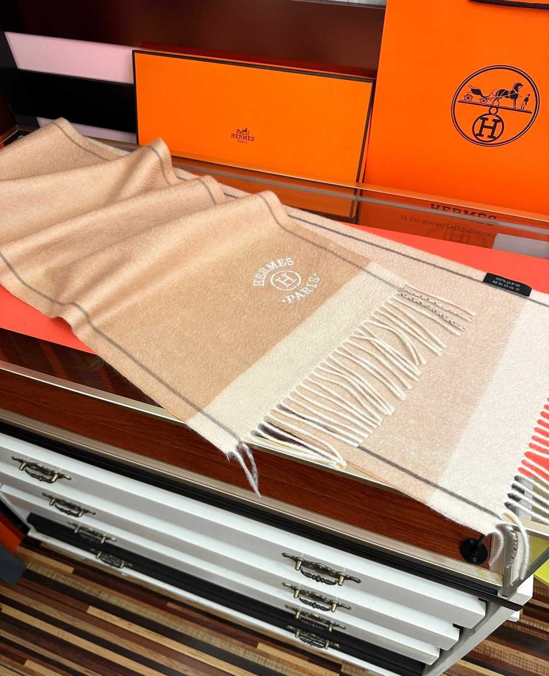 上新🔥 🌾85%山羊绒 爱马仕[爱心]采用内蒙古山羊绒，2026最新款男女通用情侣款👫重磅推荐💥 经典的格子，永不过时🔥