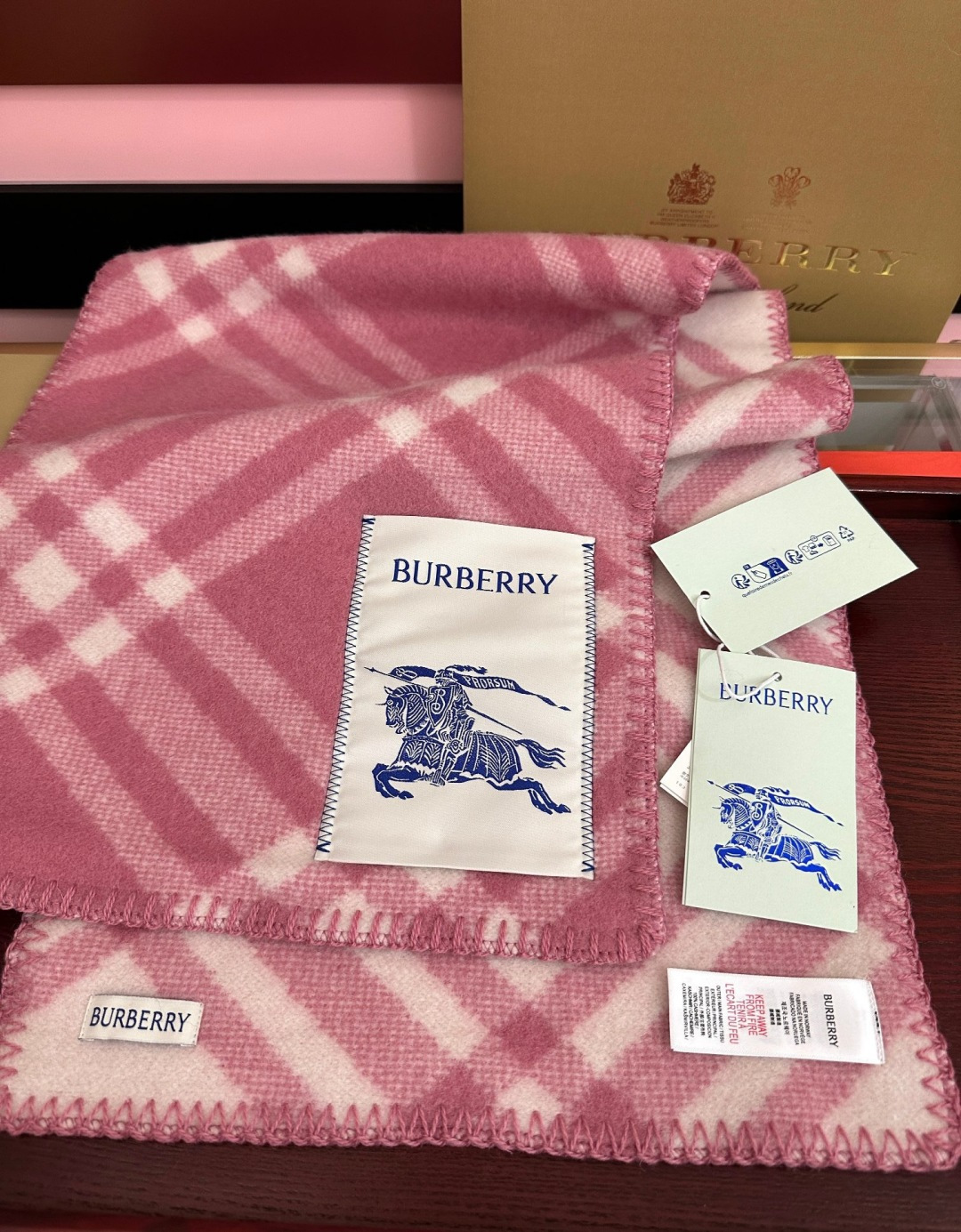 🔥巴宝莉 低调的奢侈感[月亮]极品柔美精英高手级别的时髦感围巾[强]这款羊绒羊毛混纺围巾，越看越爱[礼物]越看越时髦，越