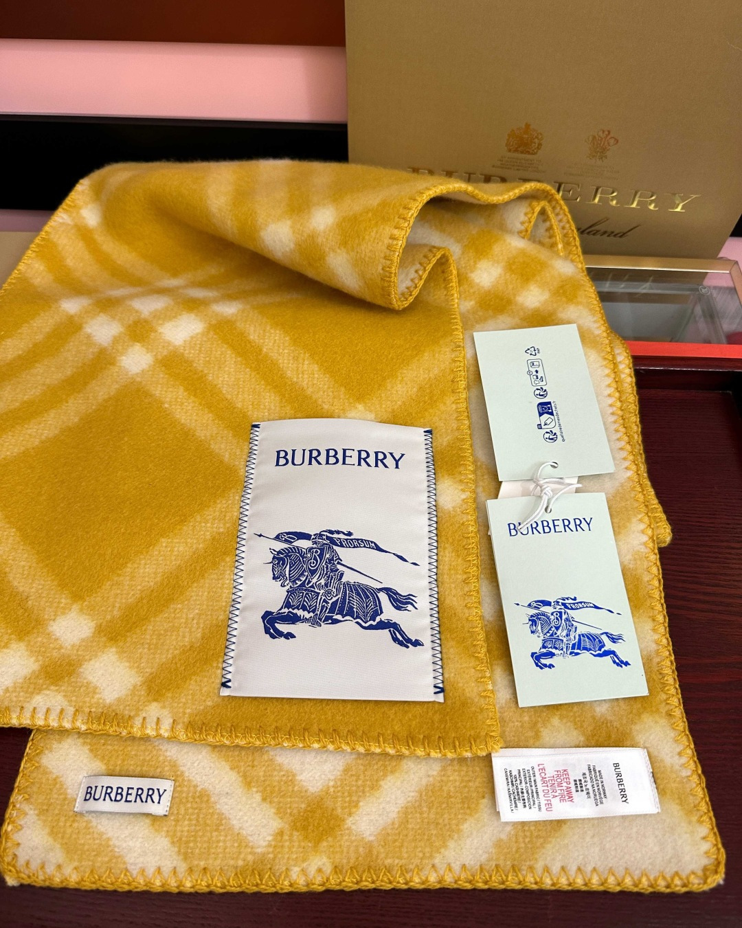 🔥巴宝莉 低调的奢侈感[月亮]极品柔美精英高手级别的时髦感围巾[强]这款羊绒羊毛混纺围巾，越看越爱[礼物]越看越时髦，越