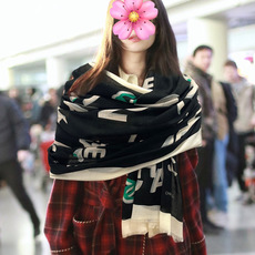 🔥上新 小香2026 最新款、太美到心动😘【香家双c系列300支羊绒长巾】实物真心美 🎀披肩配以印花💓无论设计喷绘都是非 🔥上新 小香2026 最新款、太美到心动😘【香家双c系列300支羊绒长巾】实物真心美 🎀披肩配以印花💓无论设计喷绘都是非