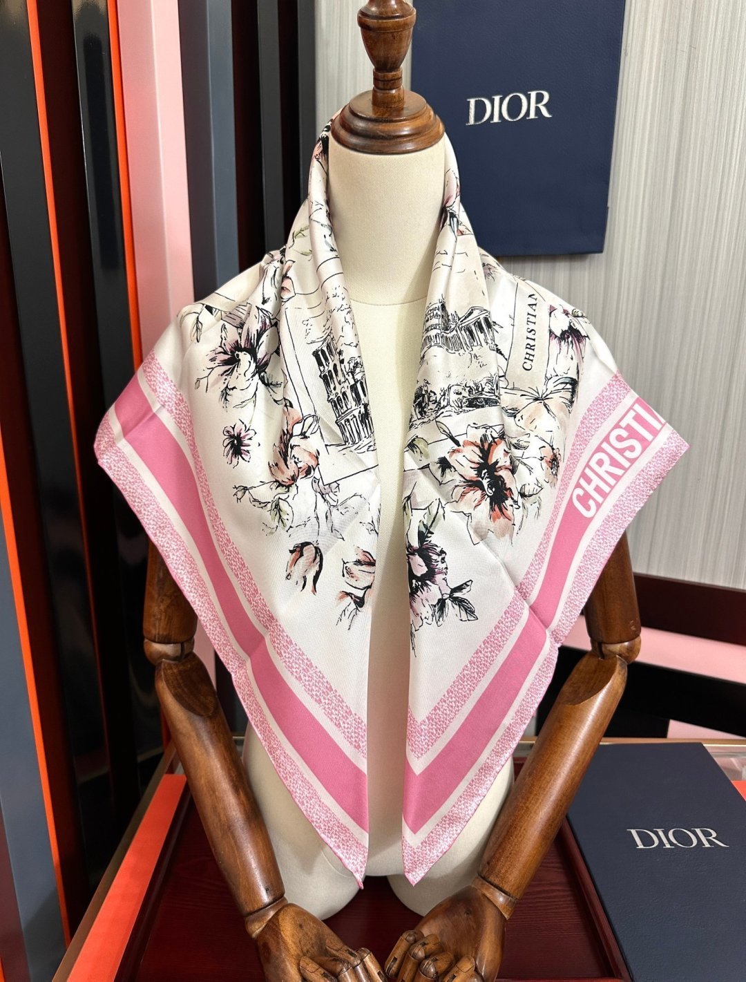🔥新款 Dior 26最新款官网同步[庆祝]以优雅而诗意的设计全新演绎主题[玫瑰]采用白色和淡粉色桑蚕丝斜纹面料精心制作