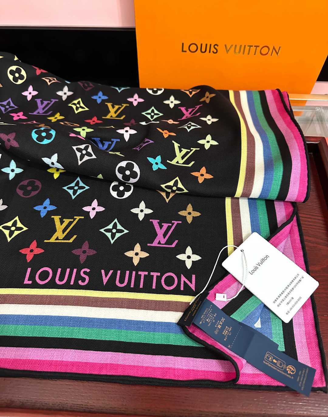 上新【双面同色】L v 高品质 👍ZG同步 本款方巾全新加入 致意路易的旅行传承[得意]丝印工艺刻画丰富细节[得意]顶级