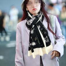 🔥上新 小香2026最新款、太美到心动😘实物真心美 🎀披肩配以印花💓无论设计喷绘都是非常到位☀️细节都可见🌟整个围巾给人 🔥上新 小香2026最新款、太美到心动😘实物真心美 🎀披肩配以印花💓无论设计喷绘都是非常到位☀️细节都可见🌟整个围巾给人