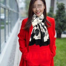 🔥上新 小香2026最新款、太美到心动😘实物真心美 🎀披肩配以印花💓无论设计喷绘都是非常到位☀️细节都可见🌟整个围巾给人 🔥上新 小香2026最新款、太美到心动😘实物真心美 🎀披肩配以印花💓无论设计喷绘都是非常到位☀️细节都可见🌟整个围巾给人