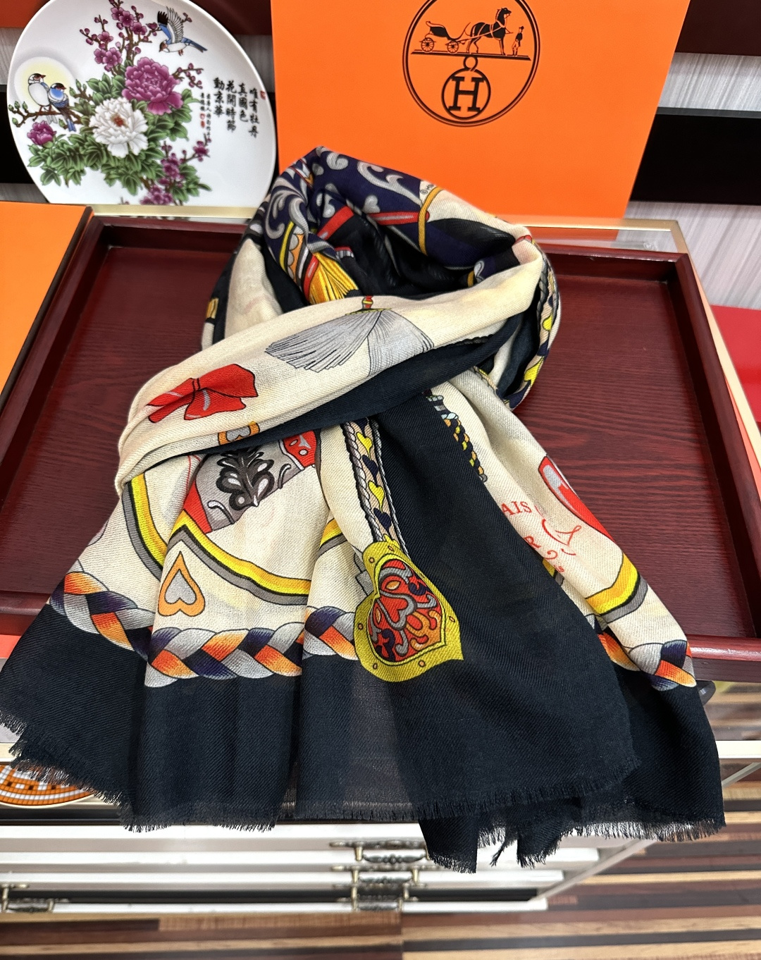 🔥新款羊绒 爱马仕2026 最新款顶级设计太美了，真心赞👍😘💍实物真心美 🎀披肩配以印花💓💃🏻无论设计喷绘都是非常到位☀