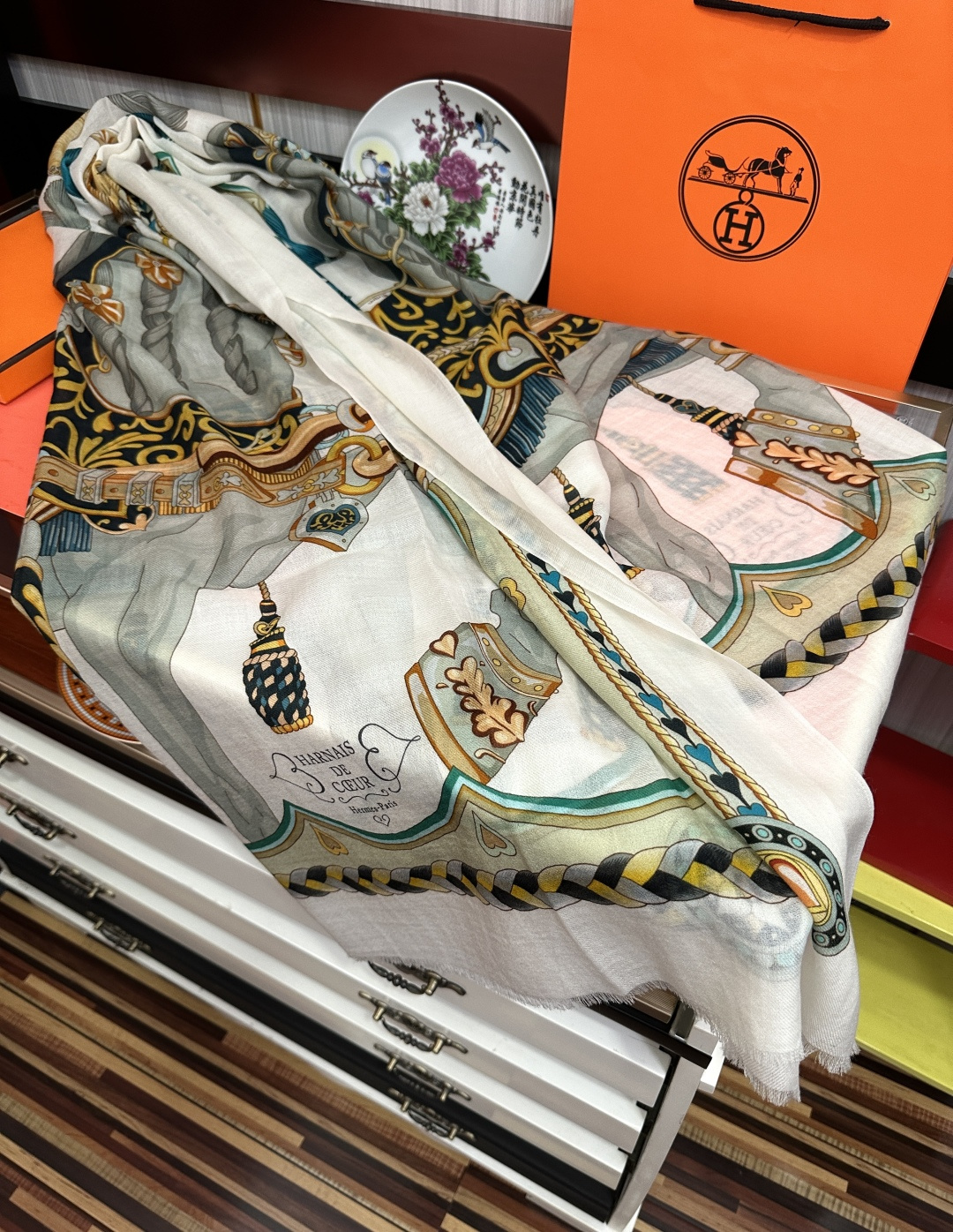 🔥新款羊绒 爱马仕2026 最新款顶级设计太美了，真心赞👍😘💍实物真心美 🎀披肩配以印花💓💃🏻无论设计喷绘都是非常到位☀