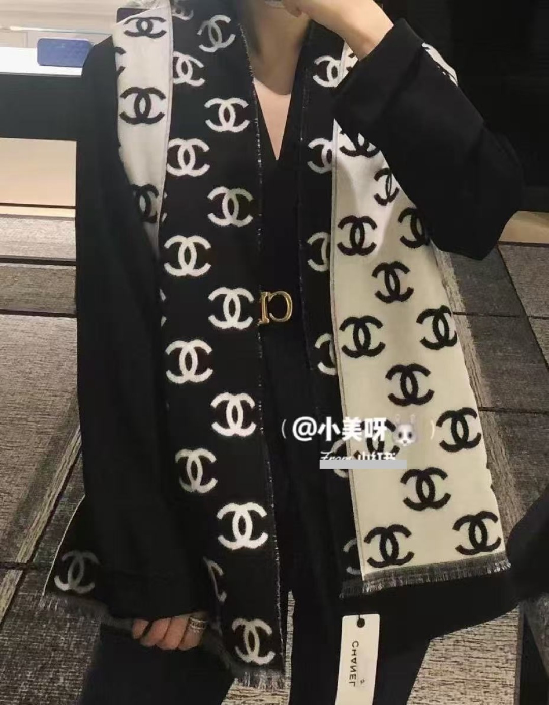 高品质 好质量🔥香奈儿 新黑色系色调真的无敌经典了[庆祝]不是俗气的漂白[得意]就本色调，带点米的高级配色。让人爱不释手