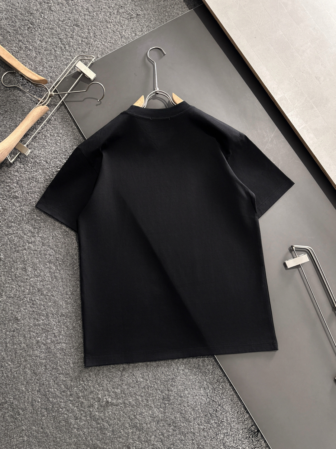 MON 2025SS春夏最新款圆领时尚短袖T恤，官网同步，专柜纯棉面料！贴肤舒适，耐看又好穿，经典简约l